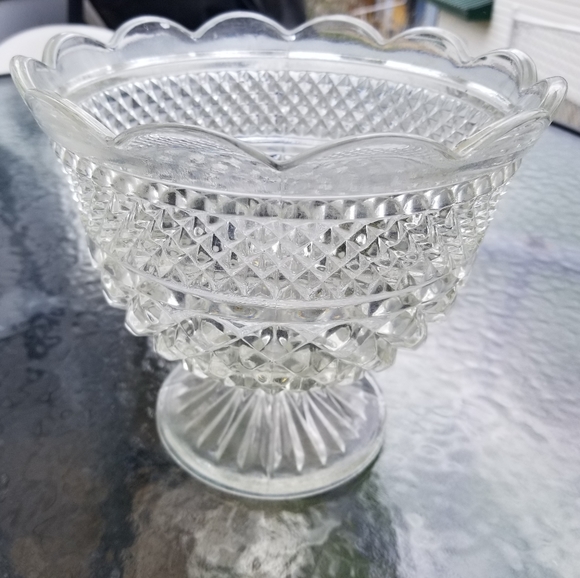 VINTAGE PINWHEEL CRYSTAL FOOTED FRUIT BOWL - Picture 1 of 4